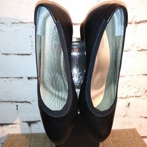 Women's Black Leather Pump.